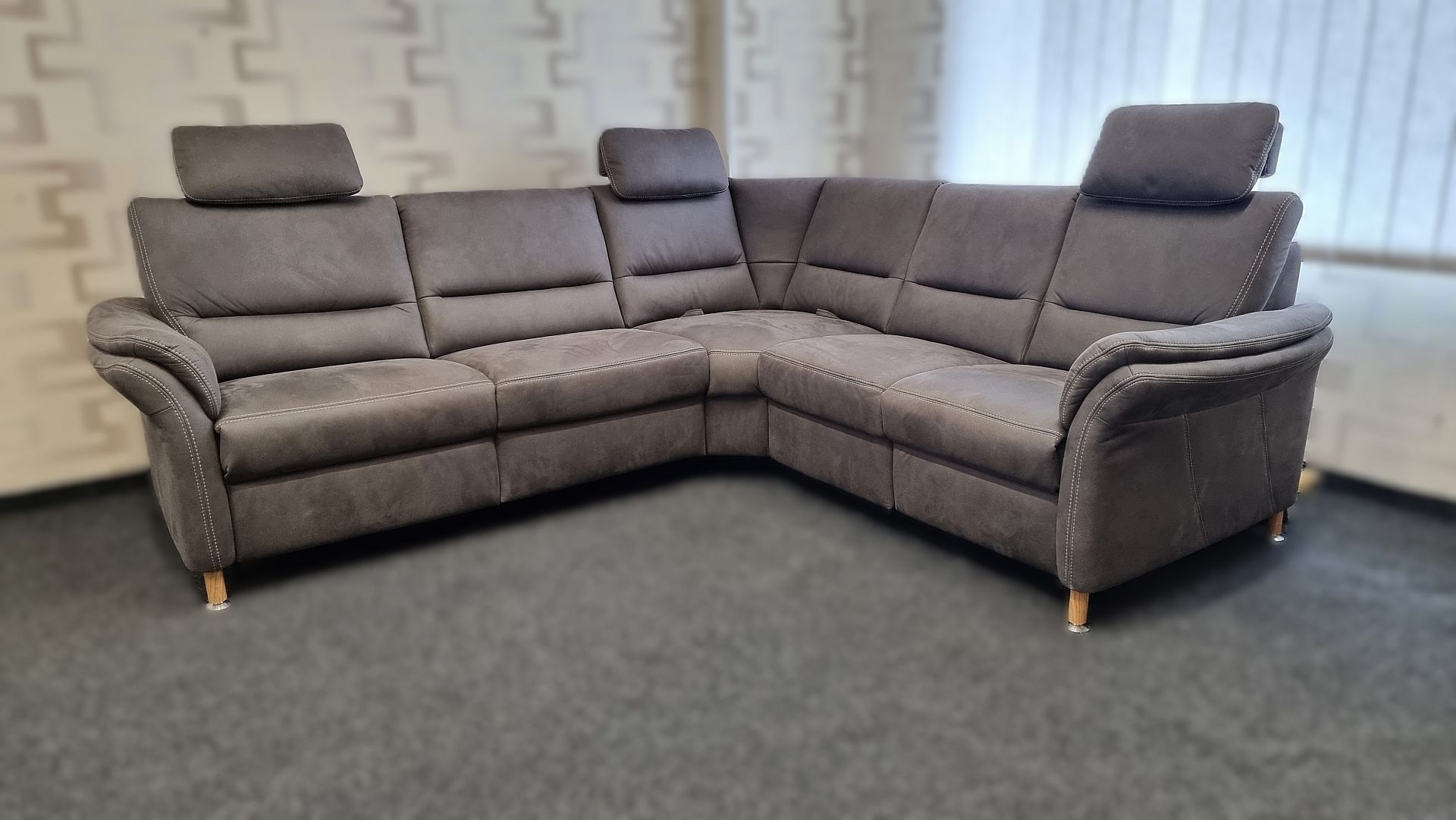 Sedací souprava DAKOTA_ sestava prvků 2,5LW+RERR+2RW _ 2x motor. polohovací TV funkce_ 2x relaxační polohovatelné opěradlo u rohu, 3x polohovatelné hlavové opěrky_ rozměry (zleva) 262 x 236 cm_ foto prodejna_ obr. 2 Sedací souprava DAKOTA_ sestava prvků 2,5LW+RERR+2RW _ 2x motor. polohovací TV funkce_ 2x relaxační polohovatelné opěradlo u rohu, 3x polohovatelné hlavové opěrky_ rozměry (zleva) 262 x 236 cm_ foto prodejna_ obr. 2
