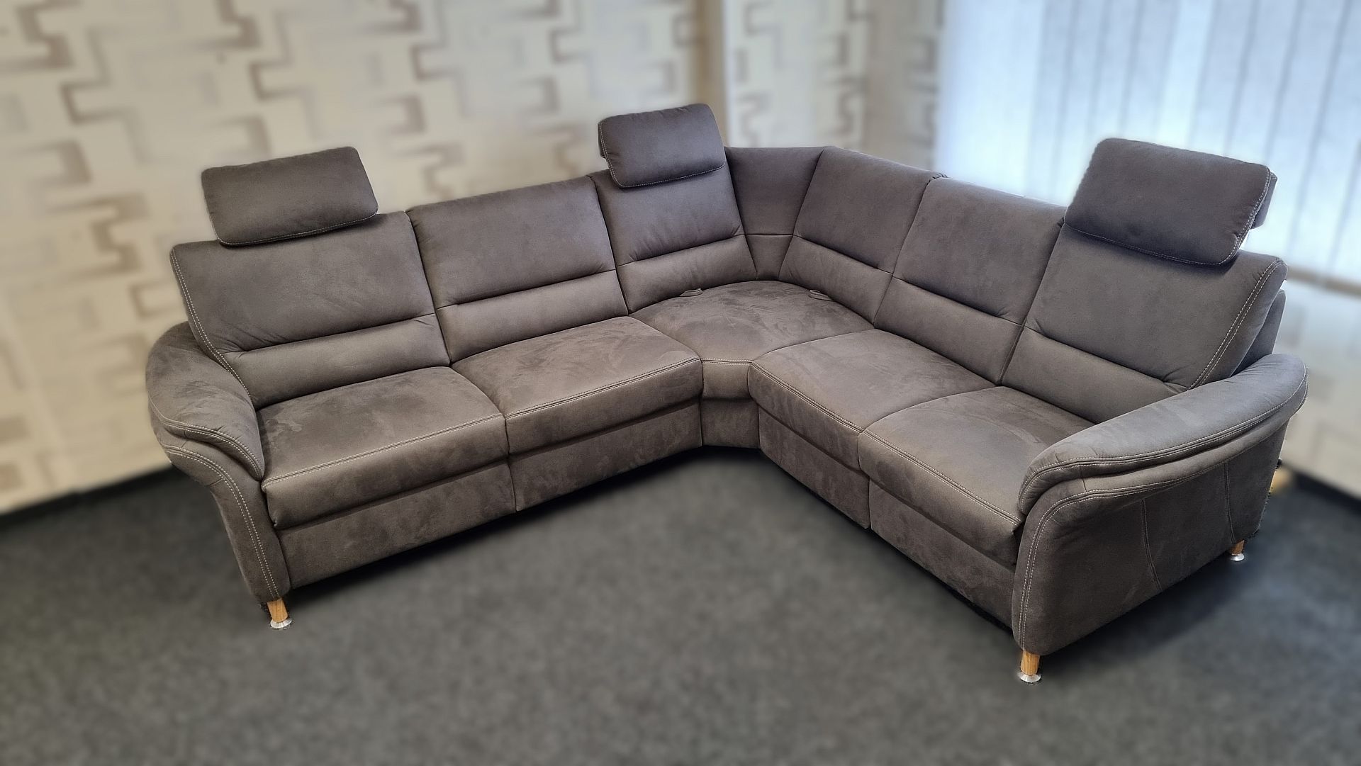 Sedací souprava DAKOTA_ sestava prvků 2,5LW+RERR+2RW _ 2x motor. polohovací TV funkce_ 2x relaxační polohovatelné opěradlo u rohu, 3x polohovatelné hlavové opěrky_ rozměry (zleva) 262 x 236 cm_ foto prodejna_ obr. 3 Sedací souprava DAKOTA_ sestava prvků 2,5LW+RERR+2RW _ 2x motor. polohovací TV funkce_ 2x relaxační polohovatelné opěradlo u rohu, 3x polohovatelné hlavové opěrky_ rozměry (zleva) 262 x 236 cm_ foto prodejna_ obr. 3