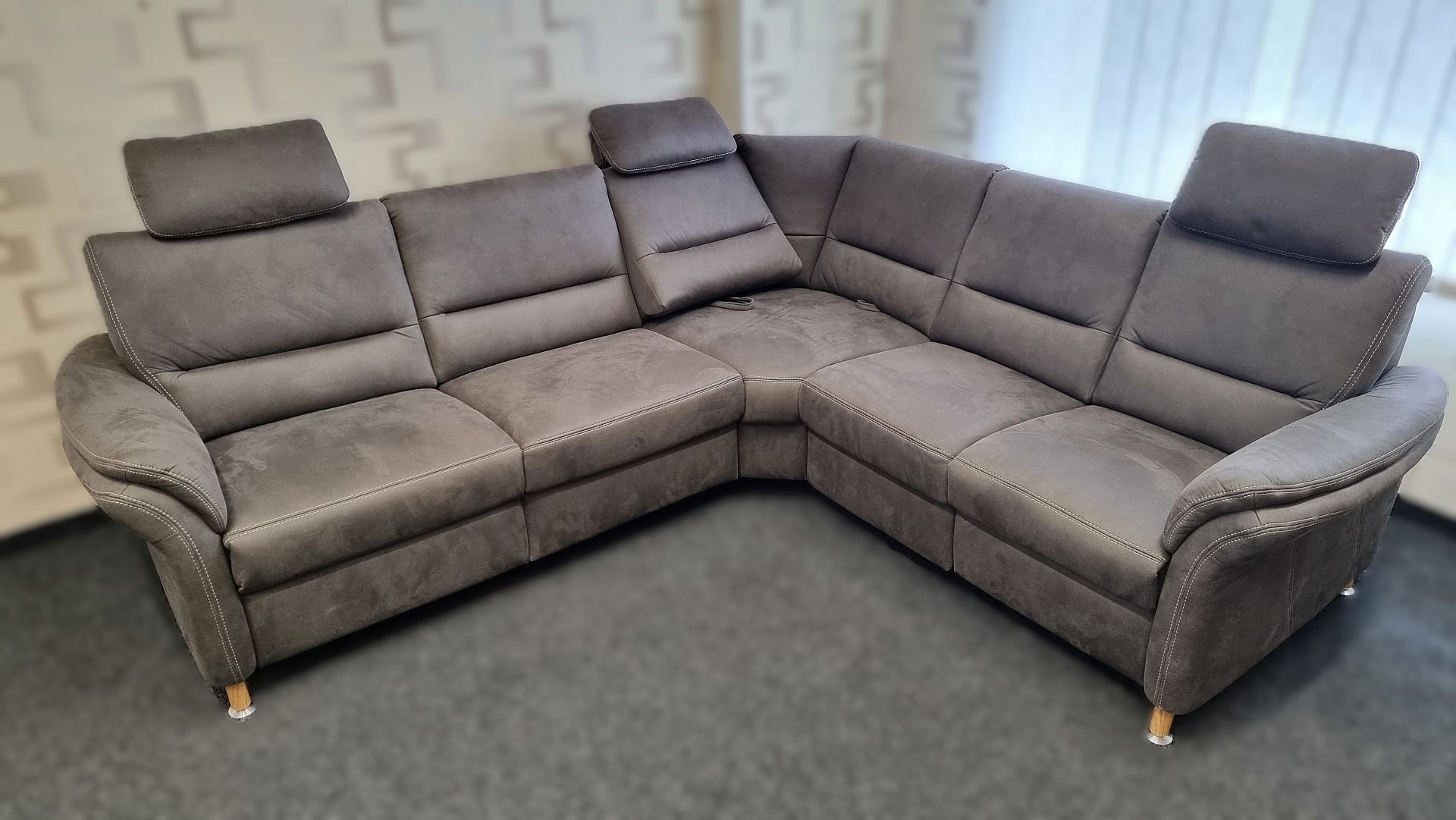 Sedací souprava DAKOTA_ sestava prvků 2,5LW+RERR+2RW _ 2x motor. polohovací TV funkce_ 2x relaxační polohovatelné opěradlo u rohu, 3x polohovatelné hlavové opěrky_ rozměry (zleva) 262 x 236 cm_ foto prodejna_ obr. 4 Sedací souprava DAKOTA_ sestava prvků 2,5LW+RERR+2RW _ 2x motor. polohovací TV funkce_ 2x relaxační polohovatelné opěradlo u rohu, 3x polohovatelné hlavové opěrky_ rozměry (zleva) 262 x 236 cm_ foto prodejna_ obr. 4