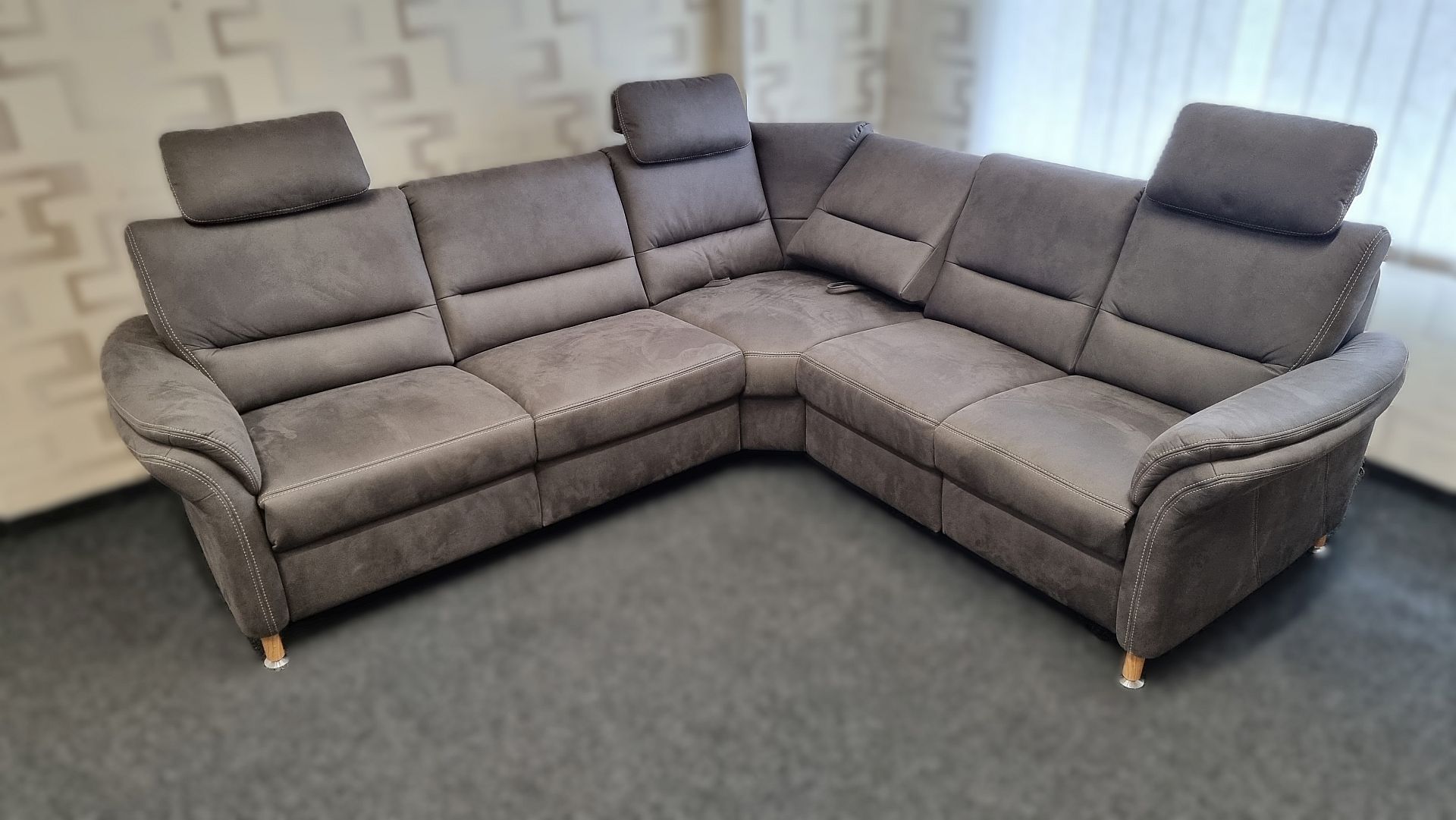 Sedací souprava DAKOTA_ sestava prvků 2,5LW+RERR+2RW _ 2x motor. polohovací TV funkce_ 2x relaxační polohovatelné opěradlo u rohu, 3x polohovatelné hlavové opěrky_ rozměry (zleva) 262 x 236 cm_ foto prodejna_ obr. 5 Sedací souprava DAKOTA_ sestava prvků 2,5LW+RERR+2RW _ 2x motor. polohovací TV funkce_ 2x relaxační polohovatelné opěradlo u rohu, 3x polohovatelné hlavové opěrky_ rozměry (zleva) 262 x 236 cm_ foto prodejna_ obr. 5