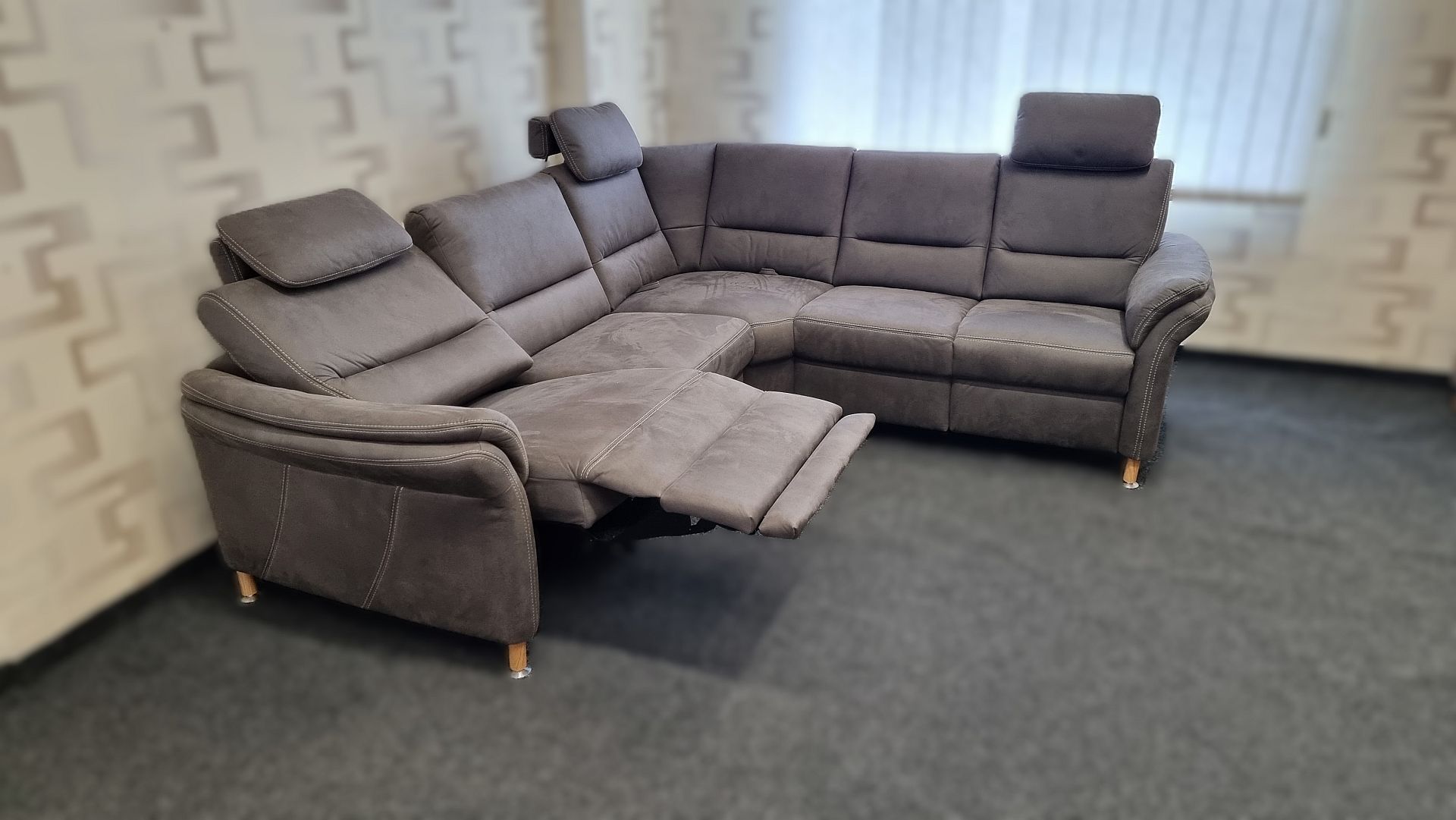 Sedací souprava DAKOTA_ sestava prvků 2,5LW+RERR+2RW _ 2x motor. polohovací TV funkce_ 2x relaxační polohovatelné opěradlo u rohu, 3x polohovatelné hlavové opěrky_ rozměry (zleva) 262 x 236 cm_ foto prodejna_ obr. 6 Sedací souprava DAKOTA_ sestava prvků 2,5LW+RERR+2RW _ 2x motor. polohovací TV funkce_ 2x relaxační polohovatelné opěradlo u rohu, 3x polohovatelné hlavové opěrky_ rozměry (zleva) 262 x 236 cm_ foto prodejna_ obr. 6
