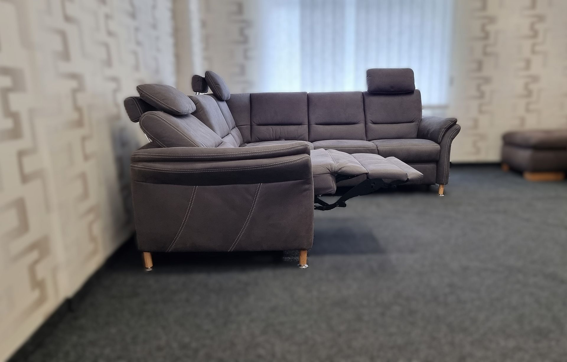 Sedací souprava DAKOTA_ sestava prvků 2,5LW+RERR+2RW _ 2x motor. polohovací TV funkce_ 2x relaxační polohovatelné opěradlo u rohu, 3x polohovatelné hlavové opěrky_ rozměry (zleva) 262 x 236 cm_ foto prodejna_ obr. 7 Sedací souprava DAKOTA_ sestava prvků 2,5LW+RERR+2RW _ 2x motor. polohovací TV funkce_ 2x relaxační polohovatelné opěradlo u rohu, 3x polohovatelné hlavové opěrky_ rozměry (zleva) 262 x 236 cm_ foto prodejna_ obr. 7