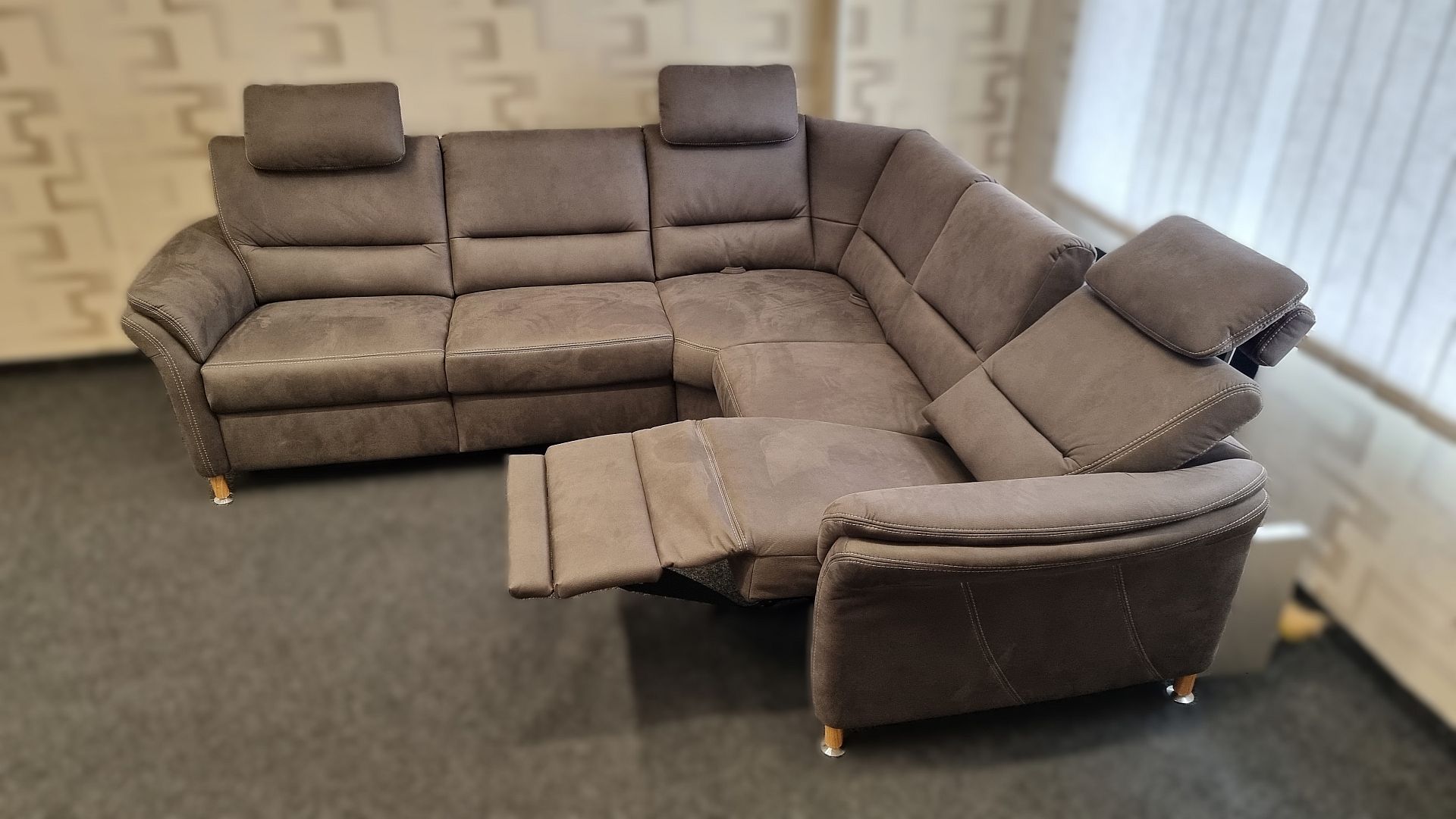 Sedací souprava DAKOTA_ sestava prvků 2,5LW+RERR+2RW _ 2x motor. polohovací TV funkce_ 2x relaxační polohovatelné opěradlo u rohu, 3x polohovatelné hlavové opěrky_ rozměry (zleva) 262 x 236 cm_ foto prodejna_ obr. 9 Sedací souprava DAKOTA_ sestava prvků 2,5LW+RERR+2RW _ 2x motor. polohovací TV funkce_ 2x relaxační polohovatelné opěradlo u rohu, 3x polohovatelné hlavové opěrky_ rozměry (zleva) 262 x 236 cm_ foto prodejna_ obr. 9