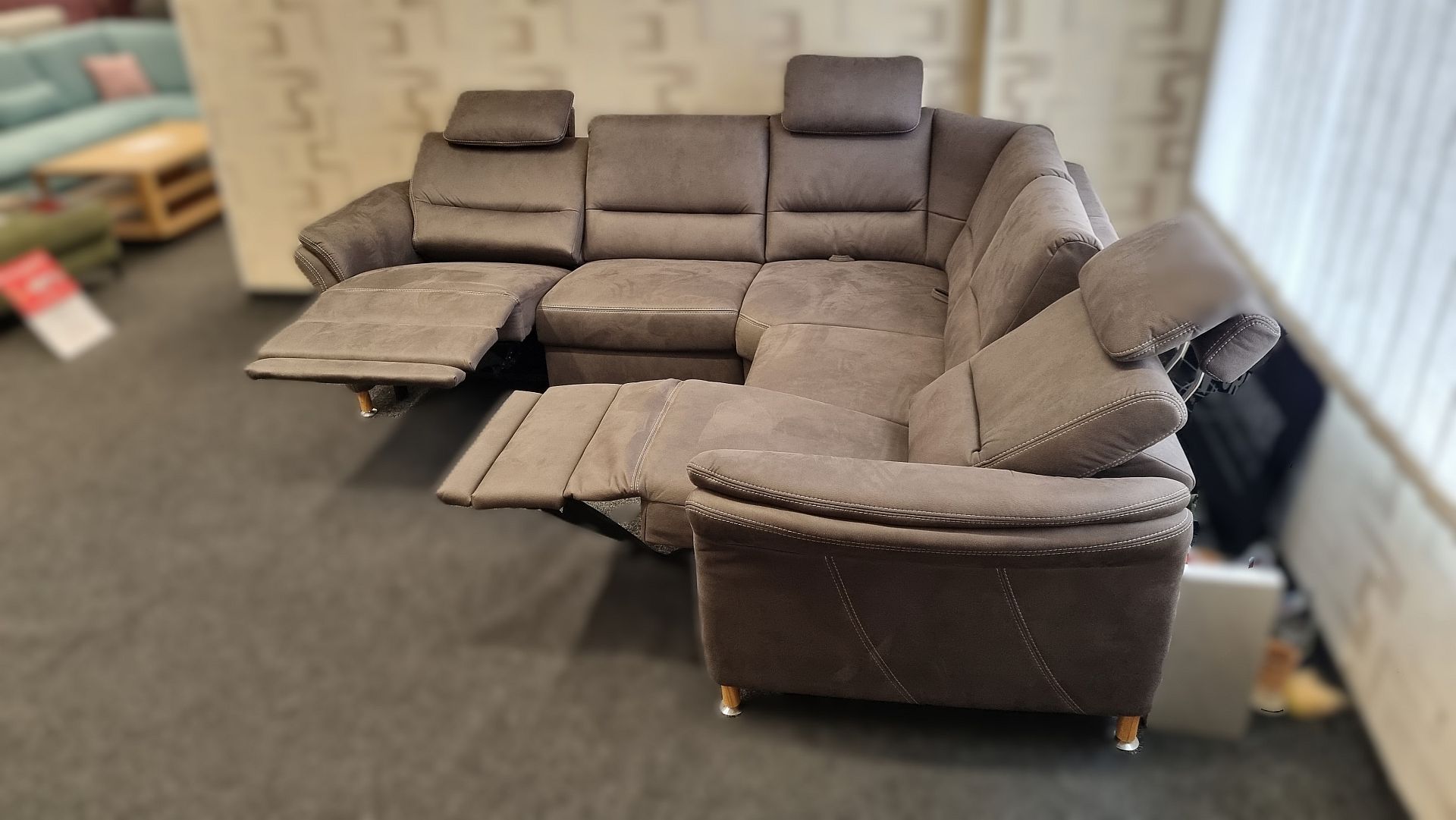 Sedací souprava DAKOTA_ sestava prvků 2,5LW+RERR+2RW _ 2x motor. polohovací TV funkce_ 2x relaxační polohovatelné opěradlo u rohu, 3x polohovatelné hlavové opěrky_ rozměry (zleva) 262 x 236 cm_ foto prodejna_ obr. 10 Sedací souprava DAKOTA_ sestava prvků 2,5LW+RERR+2RW _ 2x motor. polohovací TV funkce_ 2x relaxační polohovatelné opěradlo u rohu, 3x polohovatelné hlavové opěrky_ rozměry (zleva) 262 x 236 cm_ foto prodejna_ obr. 10