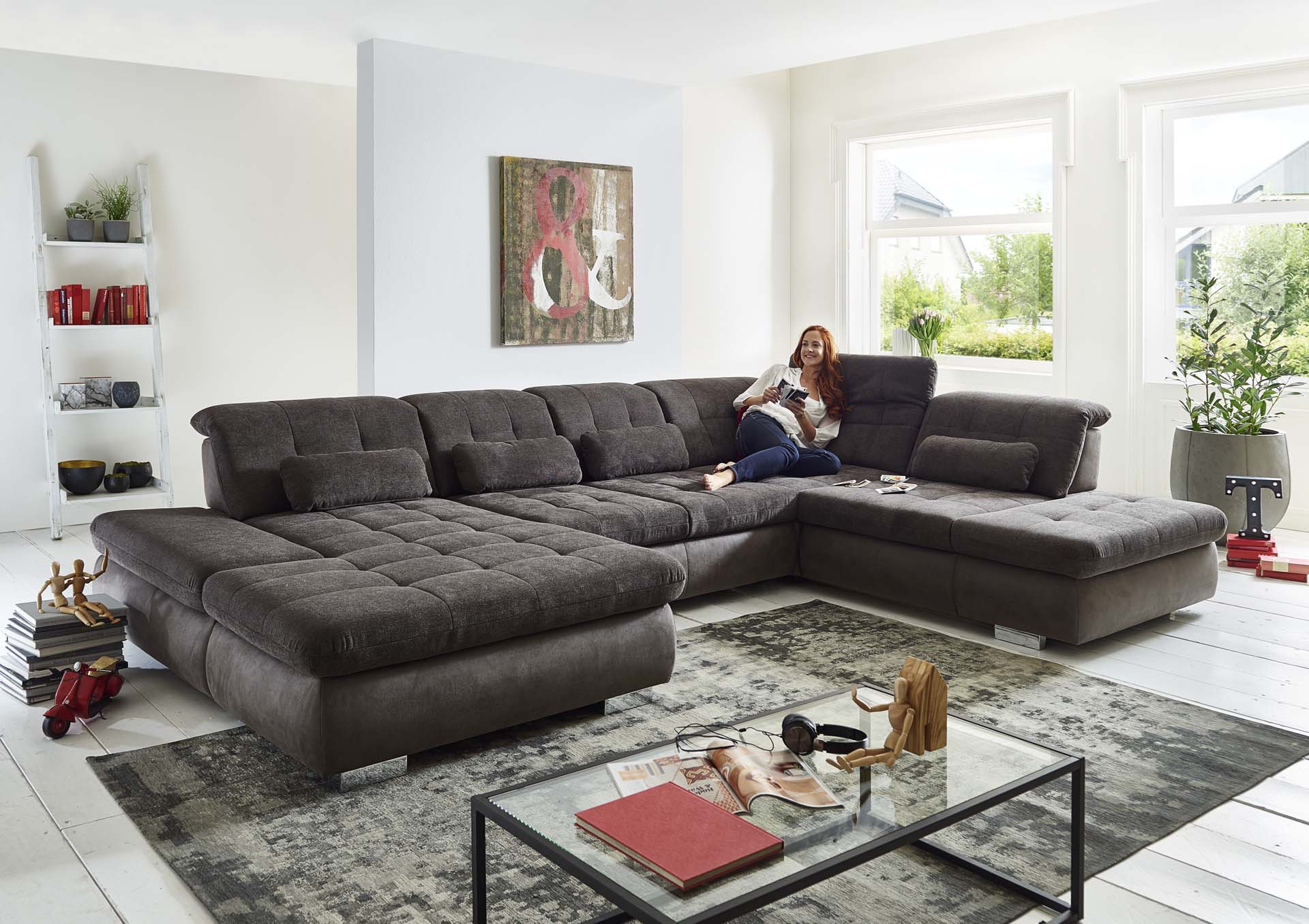 Sedací souprava STAGE_ sestava CanLST-2,5ELST-SE-1,5STAhor_ rozměry sestavy zleva 195 x 382 x 260 cm_ výška 84-102 cm_ nastavení hloubky sedu ve standardu_ ostatní volitelné funkce za příplatek_ v kombinaci látek Belle anthrazit a Ranch slate_ foto s modelem_ obr. 3 Sedací souprava STAGE_ sestava CanLST-2,5ELST-SE-1,5STAhor_ rozměry sestavy zleva 195 x 382 x 260 cm_ výška 84-102 cm_ nastavení hloubky sedu ve standardu_ ostatní volitelné funkce za příplatek_ v kombinaci látek Belle anthrazit a Ranch slate_ foto s modelem_ obr. 3