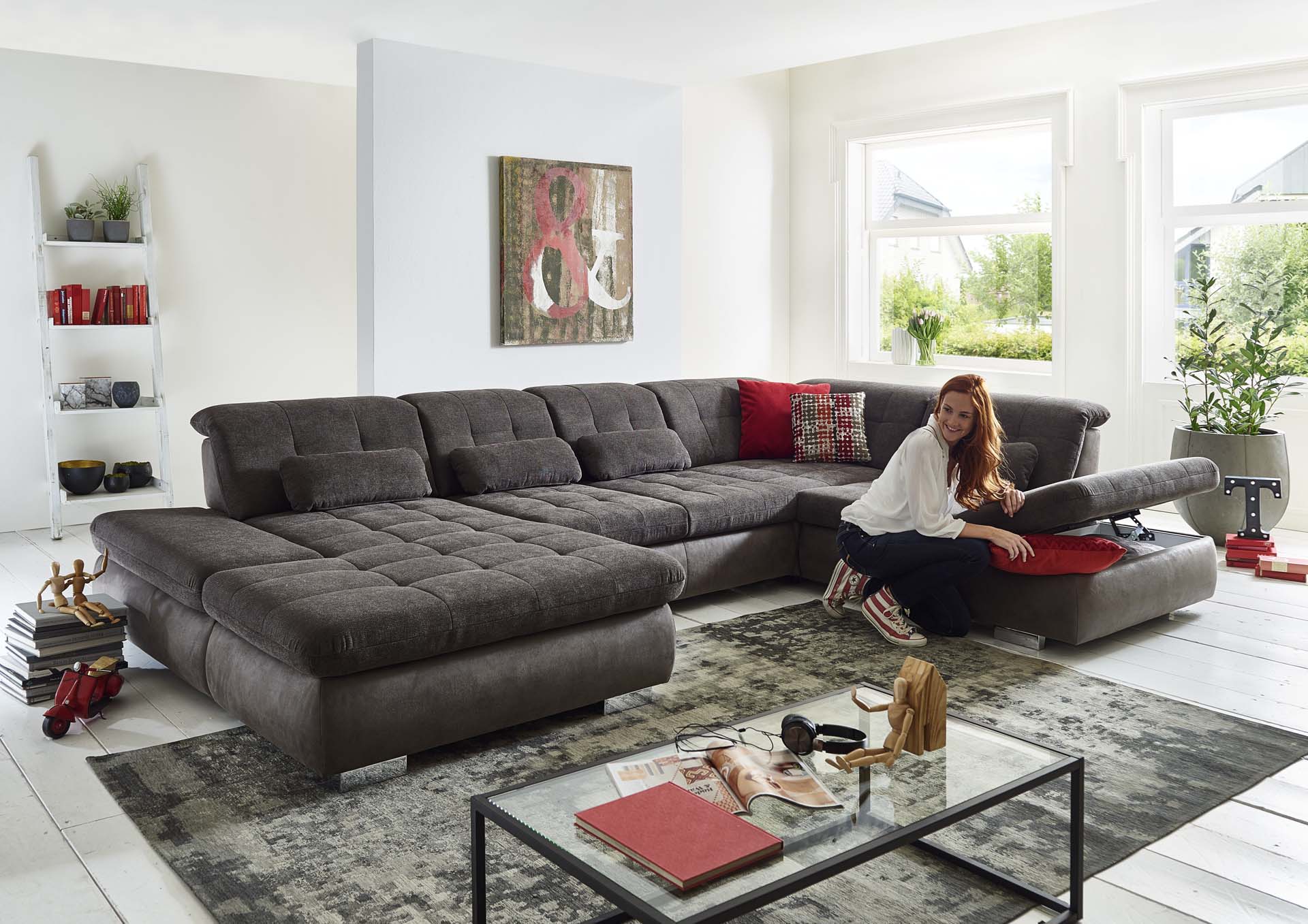 Sedací souprava STAGE_ sestava CanLST-2,5ELST-SE-1,5STAhor_ rozměry sestavy zleva 195 x 382 x 260 cm_ výška 84-102 cm_ nastavení hloubky sedu ve standardu_ ostatní volitelné funkce za příplatek_ v kombinaci látek Belle anthrazit a Ranch slate_ foto s modelem_ obr. 4 Sedací souprava STAGE_ sestava CanLST-2,5ELST-SE-1,5STAhor_ rozměry sestavy zleva 195 x 382 x 260 cm_ výška 84-102 cm_ nastavení hloubky sedu ve standardu_ ostatní volitelné funkce za příplatek_ v kombinaci látek Belle anthrazit a Ranch slate_ foto s modelem_ obr. 4