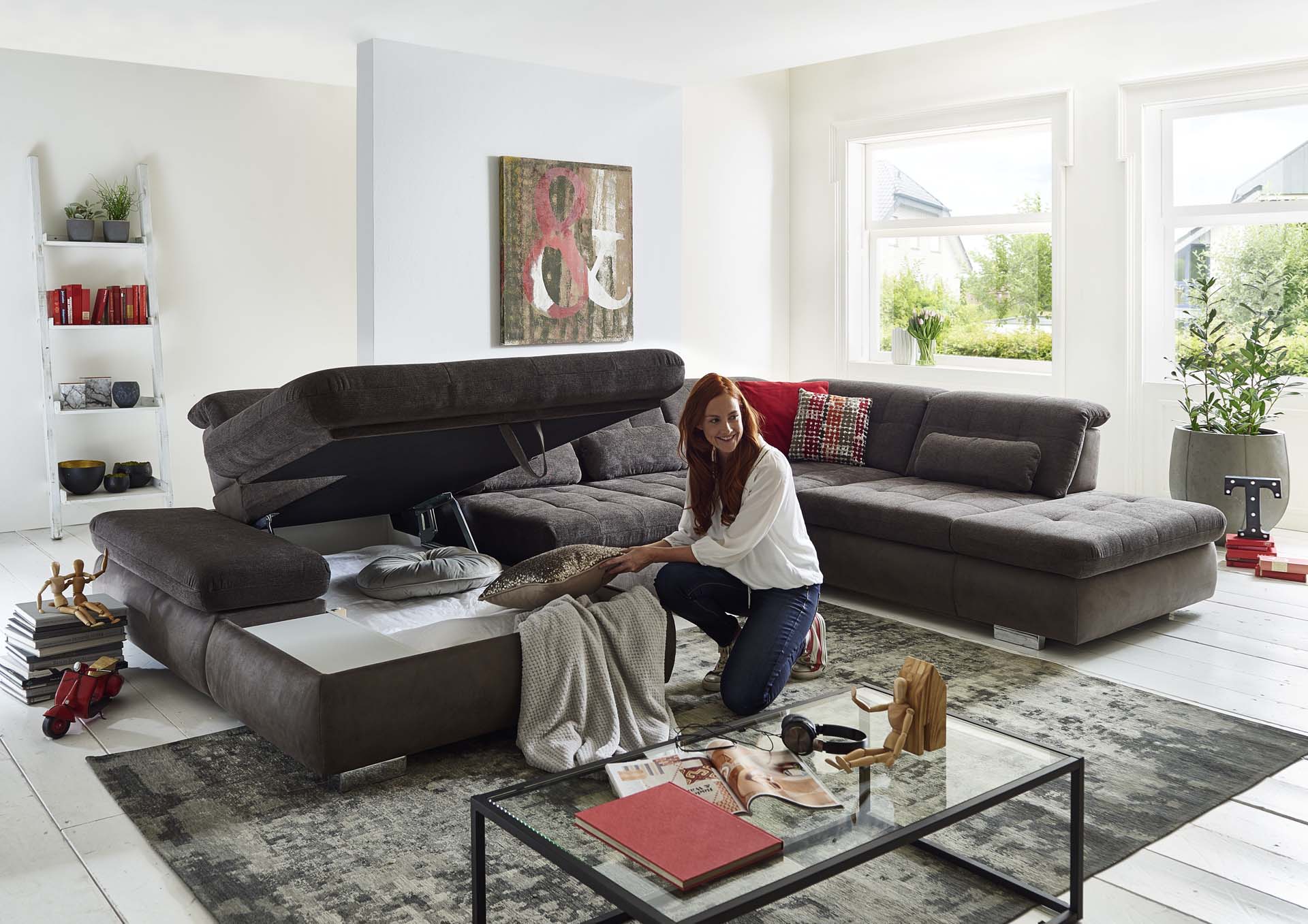Sedací souprava STAGE_ sestava CanLST-2,5ELST-SE-1,5STAhor_ rozměry sestavy zleva 195 x 382 x 260 cm_ výška 84-102 cm_ nastavení hloubky sedu ve standardu_ ostatní volitelné funkce za příplatek_ v kombinaci látek Belle anthrazit a Ranch slate_ foto s modelem_ obr. 6 Sedací souprava STAGE_ sestava CanLST-2,5ELST-SE-1,5STAhor_ rozměry sestavy zleva 195 x 382 x 260 cm_ výška 84-102 cm_ nastavení hloubky sedu ve standardu_ ostatní volitelné funkce za příplatek_ v kombinaci látek Belle anthrazit a Ranch slate_ foto s modelem_ obr. 6