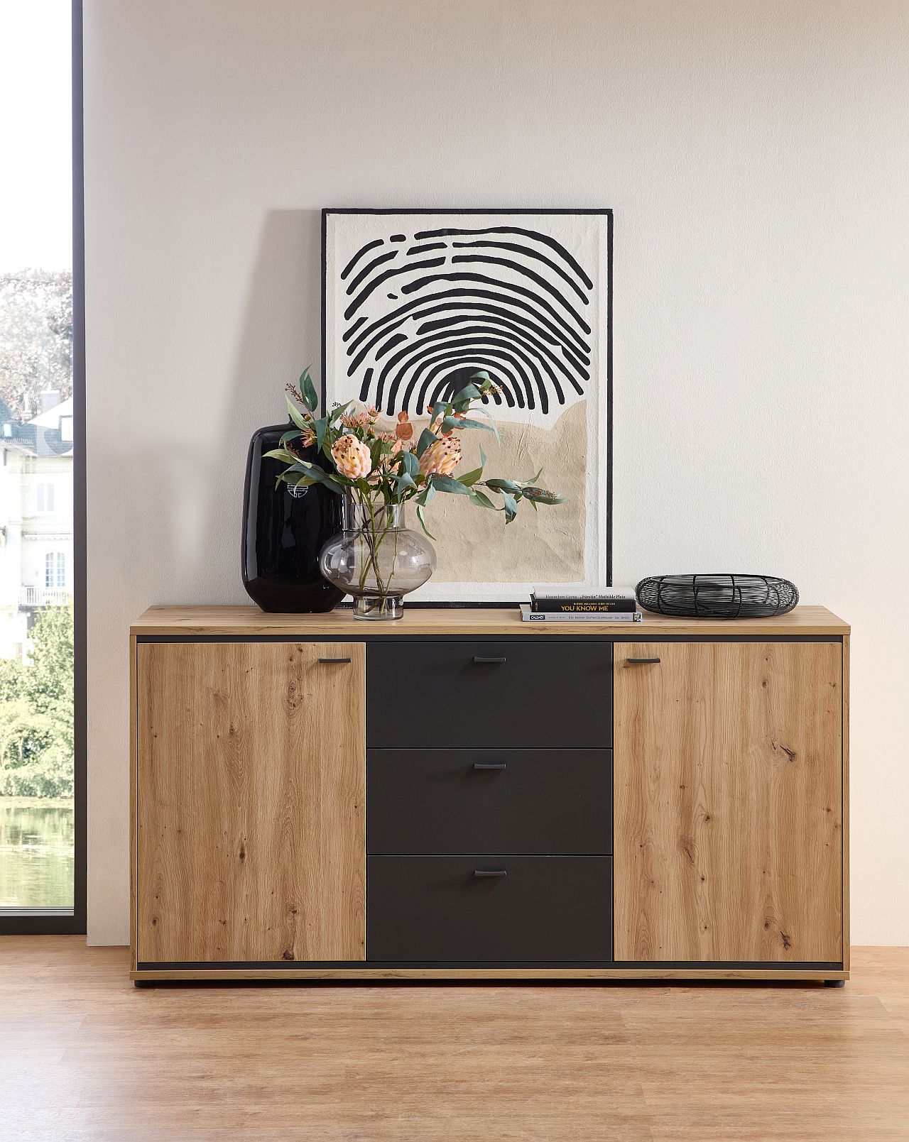 Nábytek do obývacího pokoje ANCOS I._ sideboard 40 E8 HG 20_ rozměry š/v/h_ 170/86/49 cm_ čelní pohled_ foto s dekorací_ obr. 3 Nábytek do obývacího pokoje ANCOS I._ sideboard 40 E8 HG 20_ rozměry š/v/h_ 170/86/49 cm_ čelní pohled_ foto s dekorací_ obr. 3