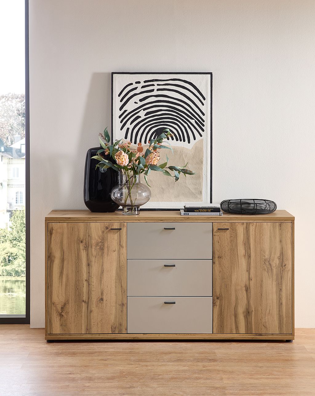 Nábytek do obývacího pokoje ANCOS II._ sideboard 40 E8 RM 20_ rozměry š/v/h_ 170/86/49 cm_ čelní pohled_ foto s dekorací_ obr. 9 Nábytek do obývacího pokoje ANCOS II._ sideboard 40 E8 RM 20_ rozměry š/v/h_ 170/86/49 cm_ čelní pohled_ foto s dekorací_ obr. 9