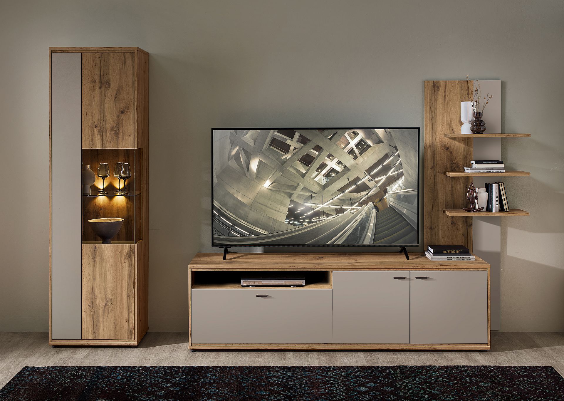 Nábytek do obývacího pokoje ANCOS II._ ob. sestava 40 E8 RM 84 _ rozměry š/v/h_ 310/205/49 cm_ včetně LED osvětlení_ foto s dekoracemi_ čelní pohled_ obr. 2 Nábytek do obývacího pokoje ANCOS II._ ob. sestava 40 E8 RM 84 _ rozměry š/v/h_ 310/205/49 cm_ včetně LED osvětlení_ foto s dekoracemi_ čelní pohled_ obr. 2