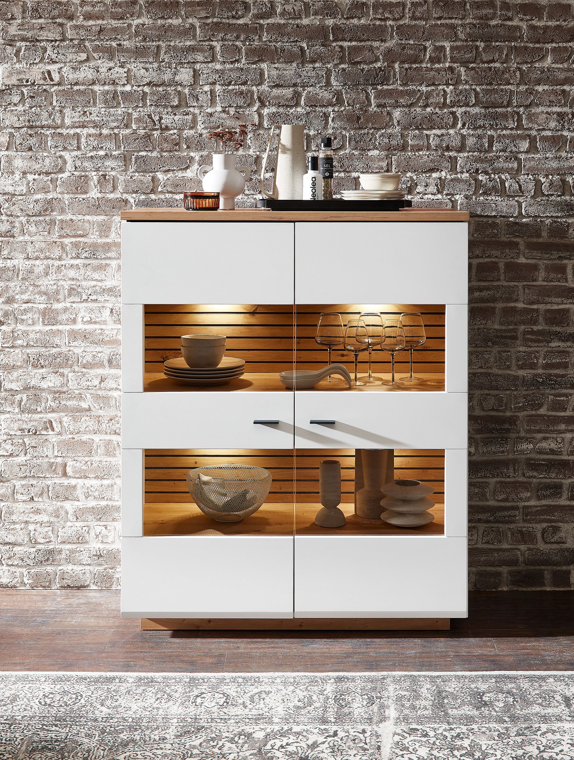 Nábytek do obývacího pokoje FREMONT_ highboard 40 C5 HW 22_ rozměry š/v/h_ 110/136/40 cm_ volitelné LED osvětlení v příslušenství_ obr. 9 Nábytek do obývacího pokoje FREMONT_ highboard 40 C5 HW 22_ rozměry š/v/h_ 110/136/40 cm_ volitelné LED osvětlení v příslušenství_ obr. 9