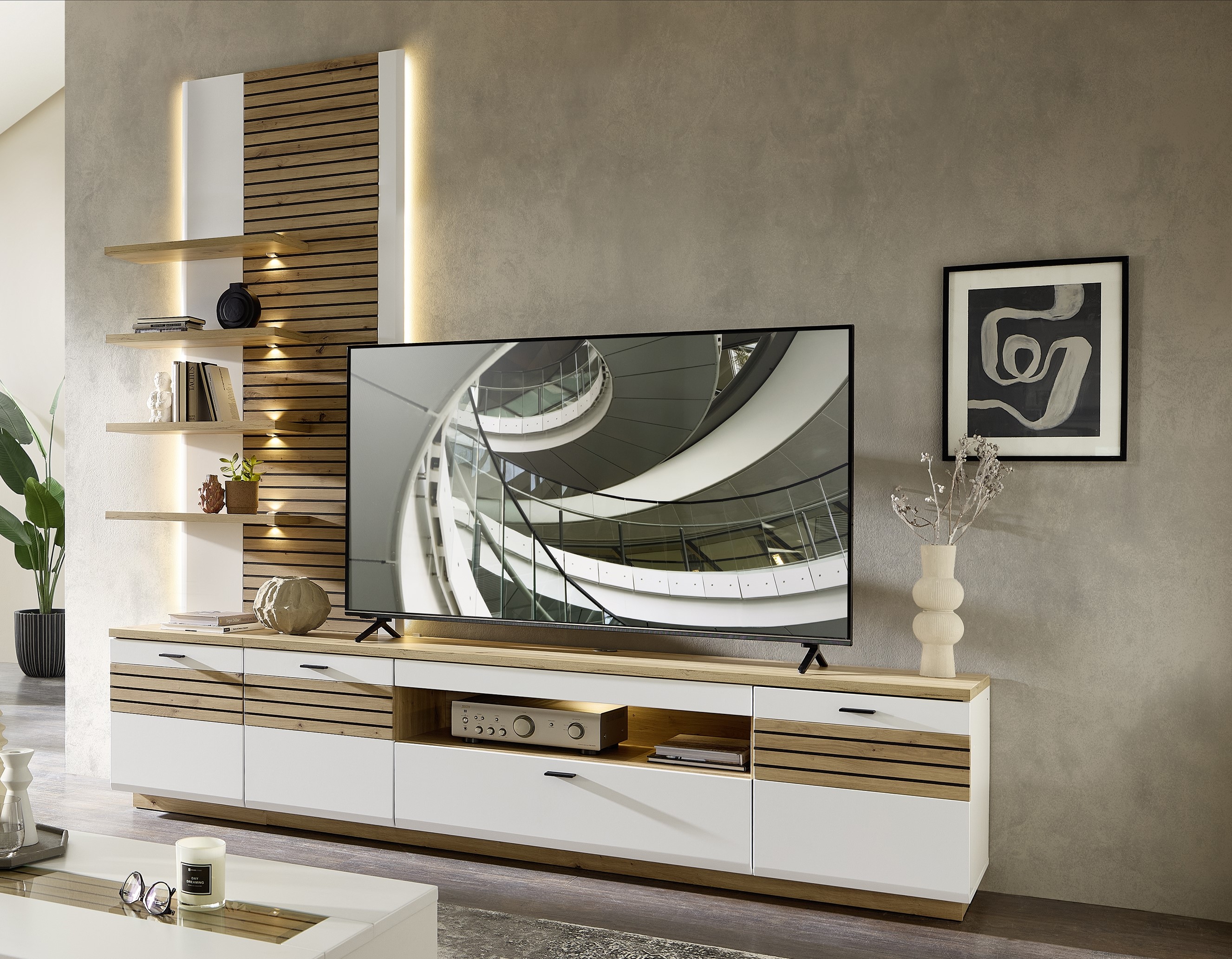 Nábytek do obývacího pokoje FREMONT_ ob. sestava 40 C5 HW W5_ rozměry š/v/h_ 266/246/47 cm_ volitelné LED osvětlení v příslušenství_ foto s dekorací_ obr. 2 Nábytek do obývacího pokoje FREMONT_ ob. sestava 40 C5 HW W5_ rozměry š/v/h_ 266/246/47 cm_ volitelné LED osvětlení v příslušenství_ foto s dekorací_ obr. 2