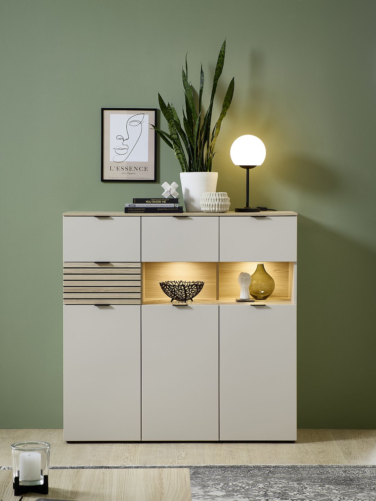 Nábytek do obývacího pokoje ALBA II._ highboard 10 S1 RM 22_ rozměry š/v/h_ 180/90/45 cm_ včetně LED osvětlení_ foto s dekorací_ obr. 14 Nábytek do obývacího pokoje ALBA II._ highboard 10 S1 RM 22_ rozměry š/v/h_ 180/90/45 cm_ včetně LED osvětlení_ foto s dekorací_ obr. 14