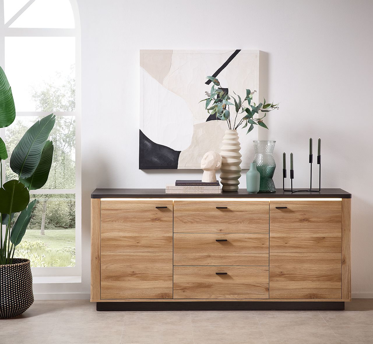 Nábytek do obývacího pokoje a jídelny COLEÉ_ sideboard 10 S2 HZ 20_ rozměry š/v/h_ 185/84/48 cm_ včetně LED osvětlení_ foto s dekorací_ obr. 4 Nábytek do obývacího pokoje a jídelny COLEÉ_ sideboard 10 S2 HZ 20_ rozměry š/v/h_ 185/84/48 cm_ včetně LED osvětlení_ foto s dekorací_ obr. 4