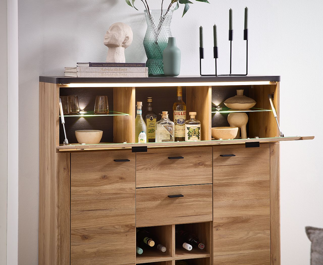 Nábytek do obývacího pokoje a jídelny COLEÉ_ highboard 10 S2 HZ 22_ detail 1_ foto s dekorací_ obr. 12 Nábytek do obývacího pokoje a jídelny COLEÉ_ highboard 10 S2 HZ 22_ detail 1_ foto s dekorací_ obr. 12