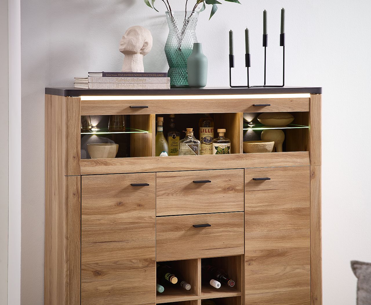 Nábytek do obývacího pokoje a jídelny COLEÉ_ highboard 10 S2 HZ 22_ detail 2_ foto s dekorací_ obr. 13 Nábytek do obývacího pokoje a jídelny COLEÉ_ highboard 10 S2 HZ 22_ detail 2_ foto s dekorací_ obr. 13