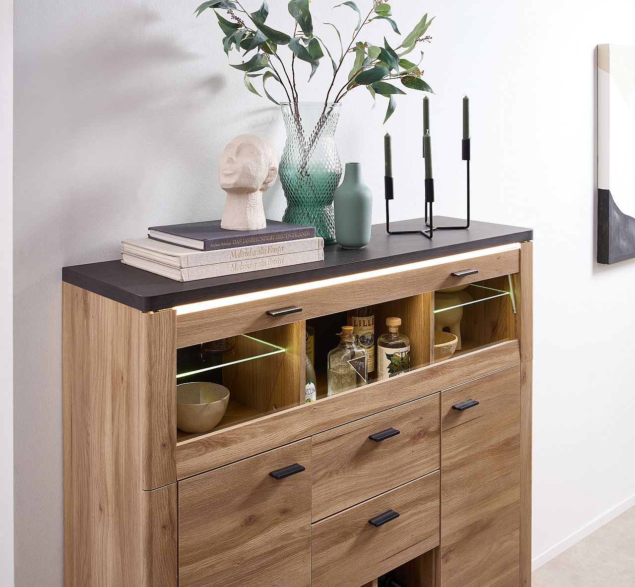 Nábytek do obývacího pokoje a jídelny COLEÉ_ highboard 10 S2 HZ 22_ detail 3_ foto s dekorací_ obr. 14 Nábytek do obývacího pokoje a jídelny COLEÉ_ highboard 10 S2 HZ 22_ detail 3_ foto s dekorací_ obr. 14
