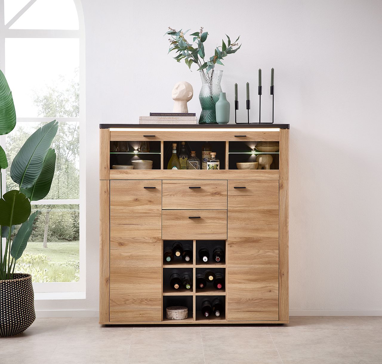 Nábytek do obývacího pokoje a jídelny COLEÉ_ highboard 10 S2 HZ 22_ rozměry š/v/h_ 130/132/38 cm_ včetně LED osvětlení_ foto s dekorací_ obr. 10 Nábytek do obývacího pokoje a jídelny COLEÉ_ highboard 10 S2 HZ 22_ rozměry š/v/h_ 130/132/38 cm_ včetně LED osvětlení_ foto s dekorací_ obr. 10