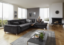 Sedací souprava ENNA_sestava AVL3ALSTKV-SEKV-1,5AhoFSRSTKV_v látce Belle-black_foto s modelem_obr. 25 Sedací souprava ENNA_sestava AVL3ALSTKV-SEKV-1,5AhoFSRSTKV_v látce Belle-black_foto s modelem_obr. 25