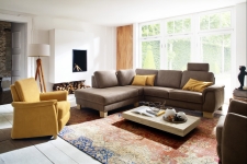 Sedací souprava GARDENA 1090_2,5-UBE_ v látce Deluxe schoko + křeslo MILA v látce Deluxe Orange Sedací souprava GARDENA 1090_2,5-UBE_ v látce Deluxe schoko + křeslo MILA v látce Deluxe Orange