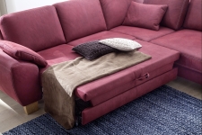 Sedací souprava GARDENA 1090_detail funkce na spaní u 2,5-sedu_v látce Deluxe cherry Sedací souprava GARDENA 1090_detail funkce na spaní u 2,5-sedu_v látce Deluxe cherry