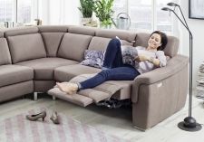 Sedací souprava LUGANO 1073_sestava LAL-2,5-SegEgr.-1-1AR_v látce Impendo macciato_detail funkce Wallfree relax_obr. 8 Sedací souprava LUGANO 1073_sestava LAL-2,5-SegEgr.-1-1AR_v látce Impendo macciato_detail funkce Wallfree relax_obr. 8