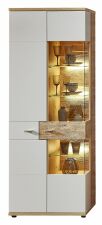 Nábytek do obývacího pokoje ESCALA_ vitrína 4A 12 MH 03_ rozměry š/v/h_ 75/202/38 cm_ čelní pohled_ foto s dekorací_ volitelné LED osvětlení v příslušenství_ obr. 7 Nábytek do obývacího pokoje ESCALA_ vitrína 4A 12 MH 03_ rozměry š/v/h_ 75/202/38 cm_ čelní pohled_ foto s dekorací_ volitelné LED osvětlení v příslušenství_ obr. 7