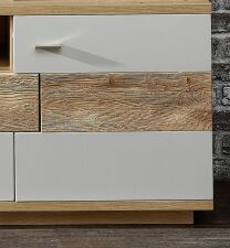 Nábytek do obývacího pokoje ESCALA_ detail částečného provedení předních ploch z pískovaného přírodního dubového masívu_ obr. 2 Nábytek do obývacího pokoje ESCALA_ detail částečného provedení předních ploch z pískovaného přírodního dubového masívu_ obr. 2