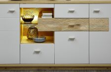 Nábytek do obývacího pokoje ESCALA_ detail zadních ploch nik a vitrín, úchytek a částečného provedení předních ploch z pískovaného přírodního dubového masívu_ obr. 3 Nábytek do obývacího pokoje ESCALA_ detail zadních ploch nik a vitrín, úchytek a částečného provedení předních ploch z pískovaného přírodního dubového masívu_ obr. 3
