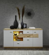 Nábytek do obývacího pokoje ESCALA_ sideboard 4A 12 MH 20_ rozměry š/v/h_ 180/83/48 cm_ čelní pohled_ foto s dekorací_ volitelné LED osvětlení v příslušenství_ obr. 11 Nábytek do obývacího pokoje ESCALA_ sideboard 4A 12 MH 20_ rozměry š/v/h_ 180/83/48 cm_ čelní pohled_ foto s dekorací_ volitelné LED osvětlení v příslušenství_ obr. 11