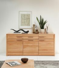 Nábytek do obývacího pokoje NATURA_ sideboard 12 18 FF 20_ rozměry š/v/h_ 190/86/45 cm_ čelní pohled_ foto s dekorací_ obr.15 Nábytek do obývacího pokoje NATURA_ sideboard 12 18 FF 20_ rozměry š/v/h_ 190/86/45 cm_ čelní pohled_ foto s dekorací_ obr.15