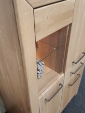 Obývací a jídelní nábytek GENOA _detail provedení předních ploch, korpusu a úchytek_obr. 4 Obývací a jídelní nábytek GENOA _detail provedení předních ploch, korpusu a úchytek_obr. 4