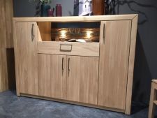 Obývací a jídelní nábytek GENOA _highboard 48 s volitelným LED s osvětlením a zády se stromovou kůrou_foto výstava_obr. 11 Obývací a jídelní nábytek GENOA _highboard 48 s volitelným LED s osvětlením a zády se stromovou kůrou_foto výstava_obr. 11