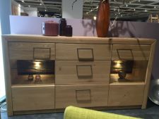 Obývací a jídelní nábytek GENOA _sideboard 49 s volitelným LED s osvětlením a zády se stromovou k§rou_foto výstava_obr. 12 Obývací a jídelní nábytek GENOA _sideboard 49 s volitelným LED s osvětlením a zády se stromovou k§rou_foto výstava_obr. 12