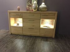 Obývací a jídelní nábytek GENOA _sideboard 49 s volitelným LED s osvětlením a zády se stromovou kůrou_foto výstava_obr. 13 Obývací a jídelní nábytek GENOA _sideboard 49 s volitelným LED s osvětlením a zády se stromovou kůrou_foto výstava_obr. 13
