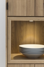 Obývací a jídelní nábytek LISBOA_detail vitriny s volitelným LED osvětlením U-spot_obr. 4 Obývací a jídelní nábytek LISBOA_detail vitriny s volitelným LED osvětlením U-spot_obr. 4