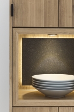 Obývací a jídelní nábytek LISBOA_detail vitriny s volitelným LED osvětlením LED-band a volitelným zádovým panelem z přírodního granitu_obr. 5 Obývací a jídelní nábytek LISBOA_detail vitriny s volitelným LED osvětlením LED-band a volitelným zádovým panelem z přírodního granitu_obr. 5