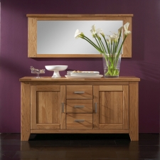 Masivní nábytek LOFT_sideboard typ 32 a zrcadlo typ 80_divoký dub natur masiv_foto s dekorací Masivní nábytek LOFT_sideboard typ 32 a zrcadlo typ 80_divoký dub natur masiv_foto s dekorací