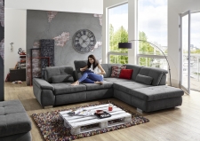 Sedací souprava PUSH_ sestava 3LST-SE-1,5STAhoR_ rozměry sestavy zleva 315 x 260 cm_ výška 85-100 cm_ nastavení hloubky sedu ve standardu_ ostatní volitelné funkce za příplatek_ v látce Nemo grau_ foto s modelem_ obr. 2 Sedací souprava PUSH_ sestava 3LST-SE-1,5STAhoR_ rozměry sestavy zleva 315 x 260 cm_ výška 85-100 cm_ nastavení hloubky sedu ve standardu_ ostatní volitelné funkce za příplatek_ v látce Nemo grau_ foto s modelem_ obr. 2