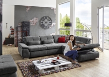 Sedací souprava PUSH_ sestava 3LST-SE-1,5STAhoR_ rozměry sestavy zleva 315 x 260 cm_ výška 85-100 cm_ nastavení hloubky sedu ve standardu_ ostatní volitelné funkce za příplatek_ v látce Nemo grau_ foto s modelem_ obr. 4 Sedací souprava PUSH_ sestava 3LST-SE-1,5STAhoR_ rozměry sestavy zleva 315 x 260 cm_ výška 85-100 cm_ nastavení hloubky sedu ve standardu_ ostatní volitelné funkce za příplatek_ v látce Nemo grau_ foto s modelem_ obr. 4