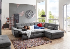 Sedací souprava PUSH_ sestava 3LST-SE-1,5STAhoR_ rozměry sestavy zleva 315 x 260 cm_ výška 85-100 cm_ nastavení hloubky sedu ve standardu_ ostatní volitelné funkce za příplatek_ v látce Nemo grau_ foto s modelem_ obr. 5 Sedací souprava PUSH_ sestava 3LST-SE-1,5STAhoR_ rozměry sestavy zleva 315 x 260 cm_ výška 85-100 cm_ nastavení hloubky sedu ve standardu_ ostatní volitelné funkce za příplatek_ v látce Nemo grau_ foto s modelem_ obr. 5
