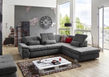 Sedací souprava PUSH_ sestava 3LST-SE-1,5STAhoR_ rozměry sestavy zleva 315 x 260 cm_ výška 85-100 cm_ nastavení hloubky sedu ve standardu_ ostatní volitelné funkce za příplatek_ v látce Nemo grau_ foto s modelem_ obr. 10 Sedací souprava PUSH_ sestava 3LST-SE-1,5STAhoR_ rozměry sestavy zleva 315 x 260 cm_ výška 85-100 cm_ nastavení hloubky sedu ve standardu_ ostatní volitelné funkce za příplatek_ v látce Nemo grau_ foto s modelem_ obr. 10