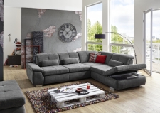 Sedací souprava PUSH_ sestava 3LST-SE-1,5STAhoR_ rozměry sestavy zleva 315 x 260 cm_ výška 85-100 cm_ nastavení hloubky sedu ve standardu_ ostatní volitelné funkce za příplatek_ v látce Nemo grau_ foto s modelem_ obr. 11 Sedací souprava PUSH_ sestava 3LST-SE-1,5STAhoR_ rozměry sestavy zleva 315 x 260 cm_ výška 85-100 cm_ nastavení hloubky sedu ve standardu_ ostatní volitelné funkce za příplatek_ v látce Nemo grau_ foto s modelem_ obr. 11
