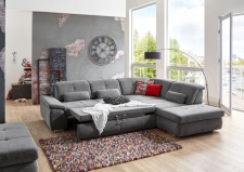 Sedací souprava PUSH_ sestava 3LST-SE-1,5STAhoR_ rozměry sestavy zleva 315 x 260 cm_ výška 85-100 cm_ nastavení hloubky sedu ve standardu_ ostatní volitelné funkce za příplatek_ v látce Nemo grau_ foto s modelem_ obr. 13 Sedací souprava PUSH_ sestava 3LST-SE-1,5STAhoR_ rozměry sestavy zleva 315 x 260 cm_ výška 85-100 cm_ nastavení hloubky sedu ve standardu_ ostatní volitelné funkce za příplatek_ v látce Nemo grau_ foto s modelem_ obr. 13