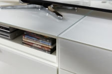 Obývací nábytek QUICK_detail skel na horních deskách TV-spodních dílů_obr. 21 Obývací nábytek QUICK_detail skel na horních deskách TV-spodních dílů_obr. 21