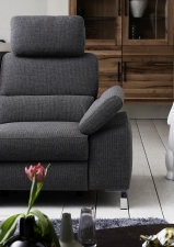 Sedací souprava SAMANTHA 1002_detail polohovatelné područky_v látce Cinema grey-black_obr. 35 Sedací souprava SAMANTHA 1002_detail polohovatelné područky_v látce Cinema grey-black_obr. 35