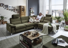 Sedací souprava SAMANTHA 1002_sestava 1,5med.-1,5med.-SegE-1AR_v látce Velvet oliv_obr. 39 Sedací souprava SAMANTHA 1002_sestava 1,5med.-1,5med.-SegE-1AR_v látce Velvet oliv_obr. 39