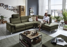 Sedací souprava SAMANTHA 1002_sestava 1,5med.-1,5med.-SegE-1AR_v látce Velvet oliv_obr. 40 Sedací souprava SAMANTHA 1002_sestava 1,5med.-1,5med.-SegE-1AR_v látce Velvet oliv_obr. 40