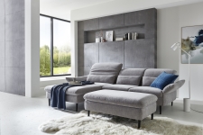 Sedací souprava SENSO 1037_sestava Longchair MAXI s područkou vlevo - 2,5sed s područkou vpravo_ taburet_ v látce Yelda grey_ obr. 21 Sedací souprava SENSO 1037_sestava Longchair MAXI s područkou vlevo - 2,5sed s područkou vpravo_ taburet_ v látce Yelda grey_ obr. 21