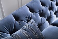 Sedací souprava SUSSEX_ detail prošití_ v látce Velvet navy_ obr. 25 Sedací souprava SUSSEX_ detail prošití_ v látce Velvet navy_ obr. 25